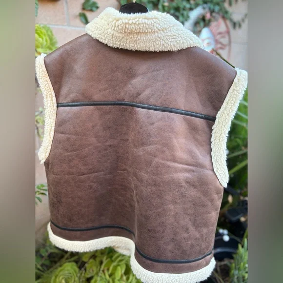 DIVIDED Faux Leather Sherpa Vest - Picture 2 of 13